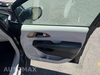 2020 Chrysler Voyager L 121.6" WB – miniatura 38