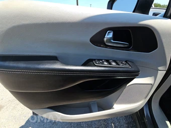2020 Chrysler Voyager LX 121.6" WB – miniatura 9