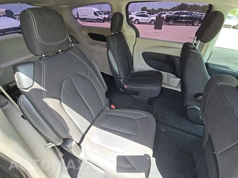 2020 Chrysler Voyager LX 121.6" WB – miniatura 35
