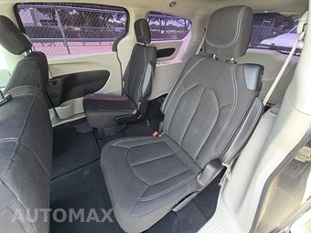 2020 Chrysler Voyager LX 121.6" WB – miniatura 9