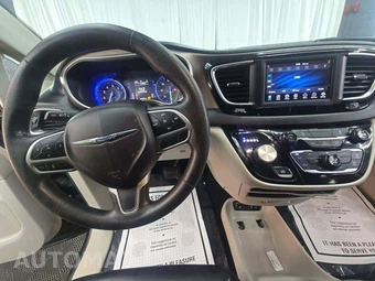 2020 Chrysler Voyager LXi 121.6" WB – miniatura 10