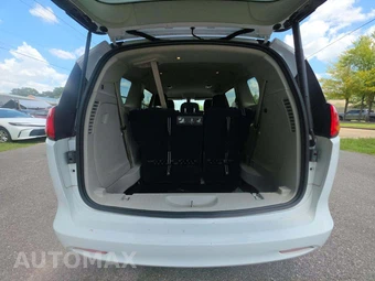 2020 Chrysler Voyager LXi 121.6" WB – miniatura 12