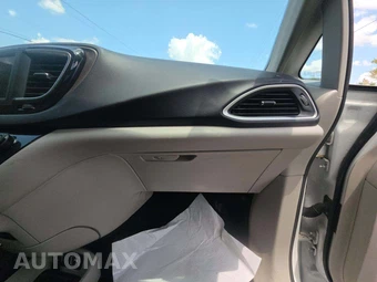 2020 Chrysler Voyager LXi 121.6" WB – miniatura 17