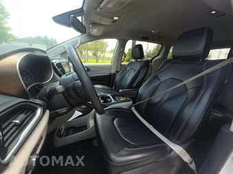 2020 Chrysler Voyager LXi 121.6" WB – miniatura 3