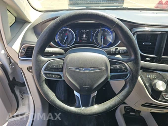 2020 Chrysler Voyager LXi 121.6" WB – miniatura 10