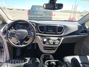 2020 Chrysler Voyager LXi 121.6" WB – miniatura 11