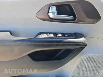 2020 Chrysler Voyager LXi 121.6" WB – miniatura 9