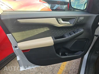 2020 Ford Escape SEL – miniatura 9