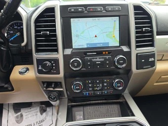 2020 Ford Super Duty F-250 Lariat Crew Cab Medium Bed - miniatura 7