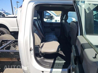2020 Ford Super Duty F-350 Cab Chassis XL Crew Cab DRW - miniatura 14