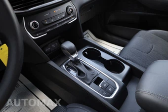 2020 Hyundai Santa Fe SE - miniatura 10