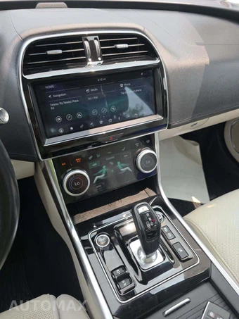 2020 Jaguar XE S – miniatura 10