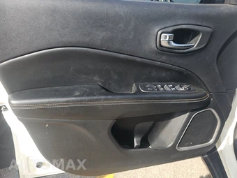 2020 Jeep Compass Latitude w/Sun & Wheel Pkg – miniatura 9