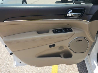 2020 Jeep Grand Cherokee Overland - miniatura 9