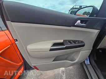 2020 Kia Sportage LX – miniatura 9