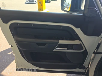 2020 Land Rover Defender 110 HSE – miniatura 9