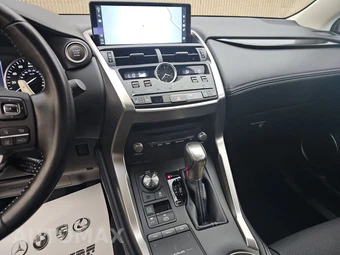 2020 Lexus NX 300 - miniatura 11