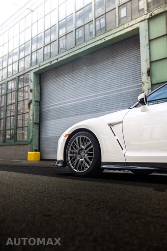 2020 Nissan GT-R Premium - miniatura 3