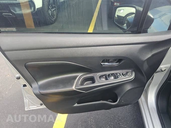 2020 Nissan Versa SR – miniatura 9
