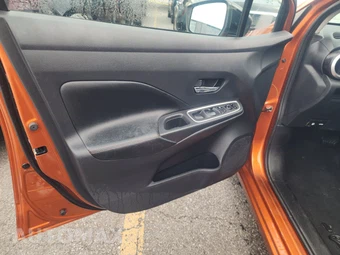 2020 Nissan Versa SR – miniatura 9