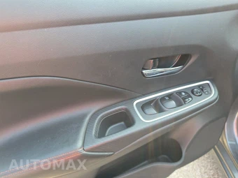 2020 Nissan Versa SR – miniatura 9