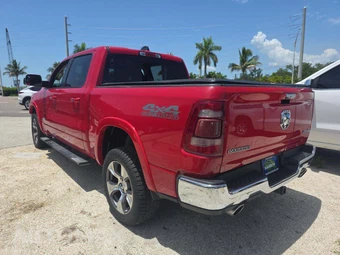 2020 Ram 1500 Laramie Crew Cab Short Bed - miniatura 2
