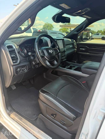 2020 Ram 3500 Laramie Crew Cab Long Bed DRW - miniatura 18