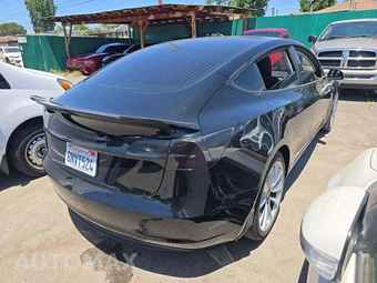 2020 Tesla Model 3 Standard Range Plus – miniatura 3