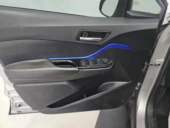 2020 Toyota C-HR XLE – miniatura 9