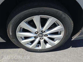 2020 Toyota Camry LE – miniatura 13