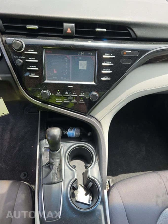 2020 Toyota Camry LE – miniatura 10