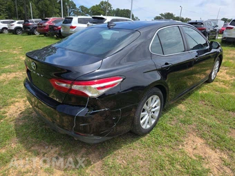 2020 Toyota Camry LE – miniatura 3