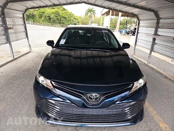 2020 Toyota Camry LE - miniatura 2