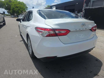 2020 Toyota Camry LE - miniatura 2