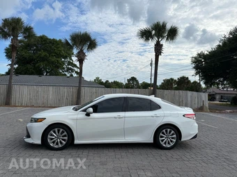 2020 Toyota Camry LE - miniatura 2