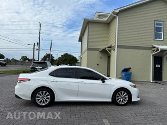 2020 Toyota Camry LE - miniatura 6