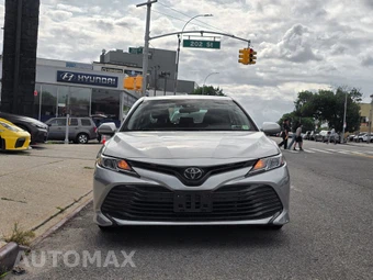 2020 Toyota Camry LE - miniatura 3
