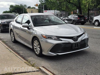 2020 Toyota Camry LE - miniatura 4