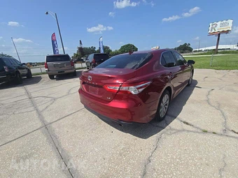 2020 Toyota Camry LE – miniatura 3