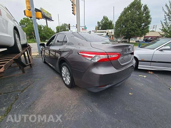 2020 Toyota Camry LE - miniatura 2