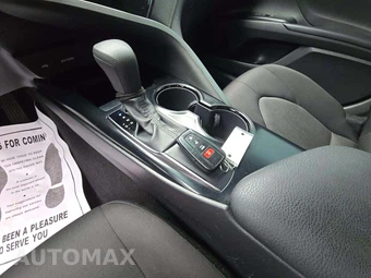 2020 Toyota Camry LE - miniatura 8