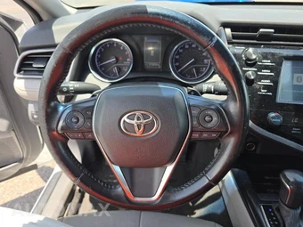 2020 Toyota Camry SE - miniatura 8