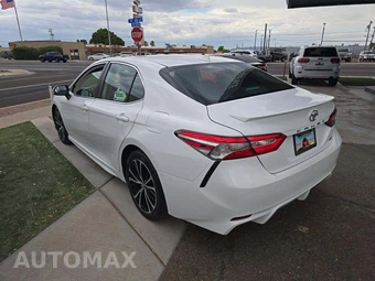 2020 Toyota Camry SE - miniatura 2
