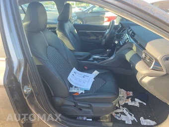 2020 Toyota Camry SE - miniatura 8