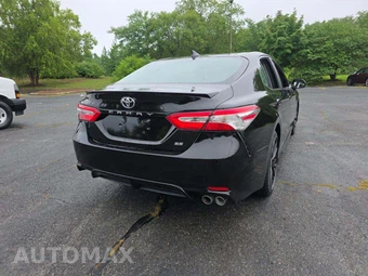 2020 Toyota Camry SE - miniatura 3