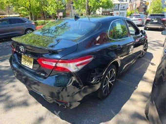 2020 Toyota Camry SE - miniatura 3
