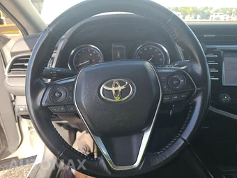 2020 Toyota Camry SE - miniatura 10
