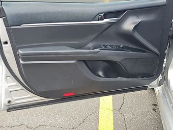 2020 Toyota Camry SE – miniatura 9