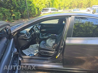 2020 Toyota Camry SE – miniatura 3