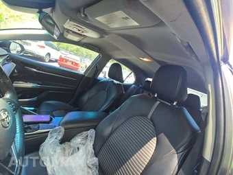 2020 Toyota Camry SE – miniatura 8